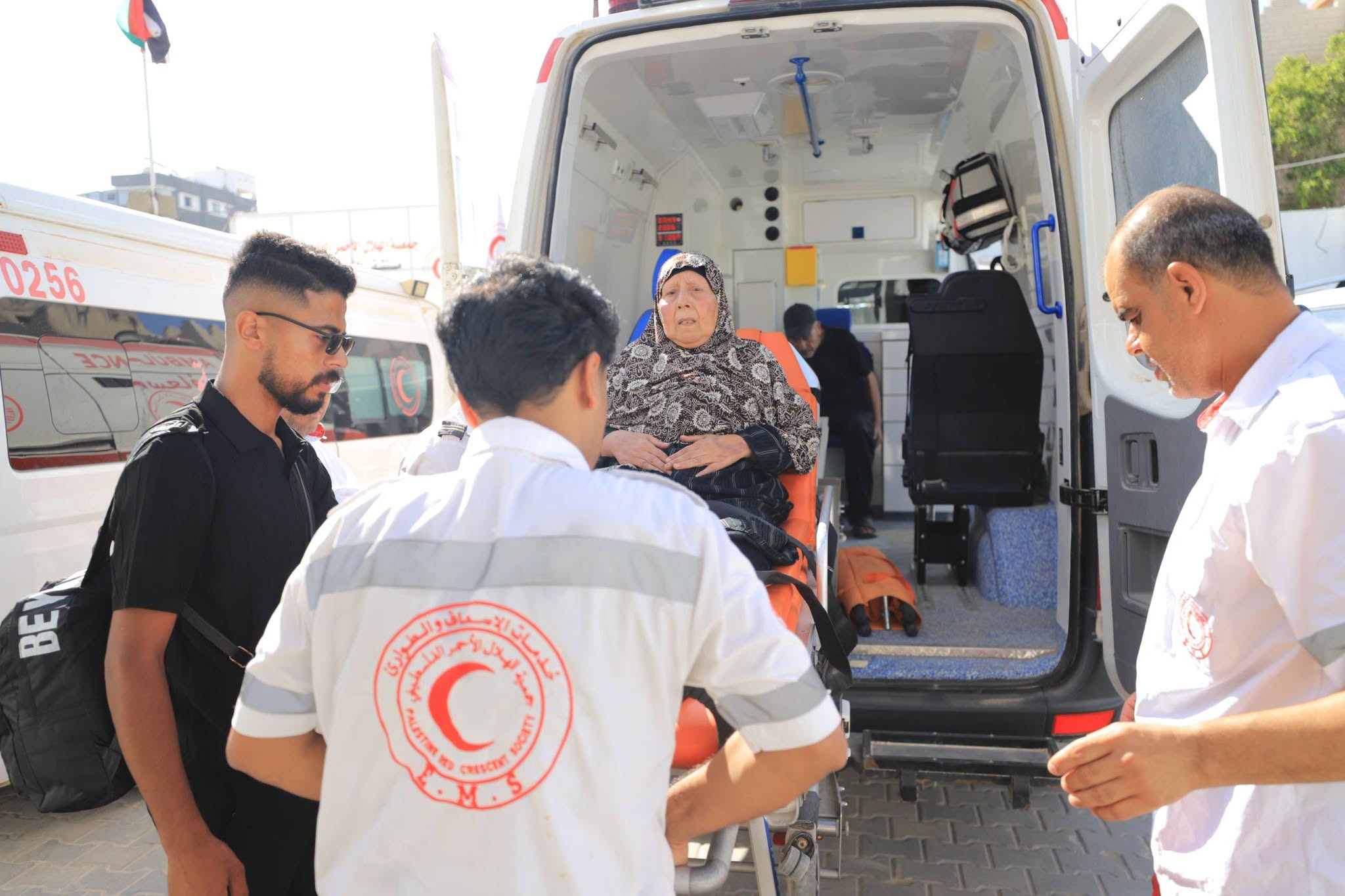 الهلال الأحمر الفلسطيني: مغادرة 83 مريضاً ومرافقاً عبر معبر رفح
